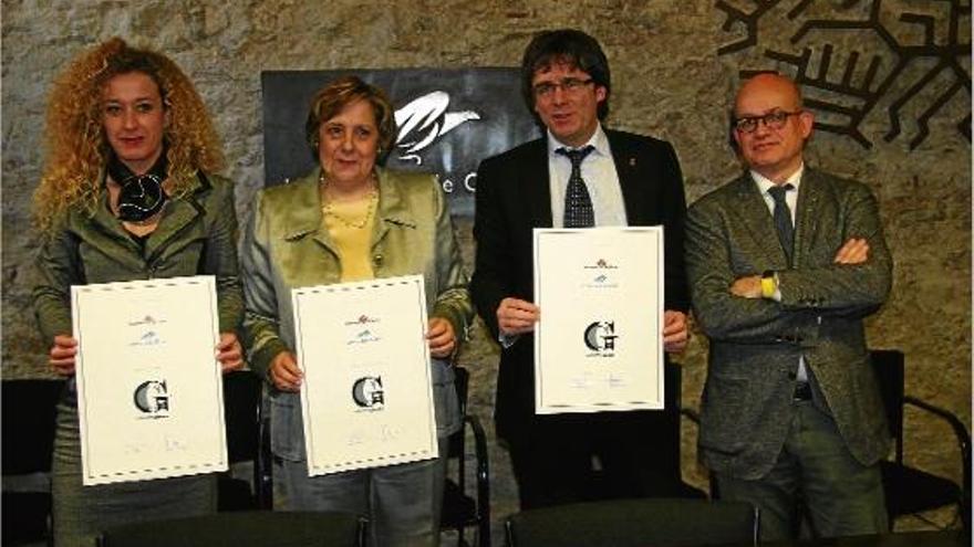 La directora del màster, Lluïsa Marsal; la rectora, Anna Maria Geli; l&#039;alcalde, Carles Puigdemont; i el vicerector Joaquim M. Puigvert amb el conveni.