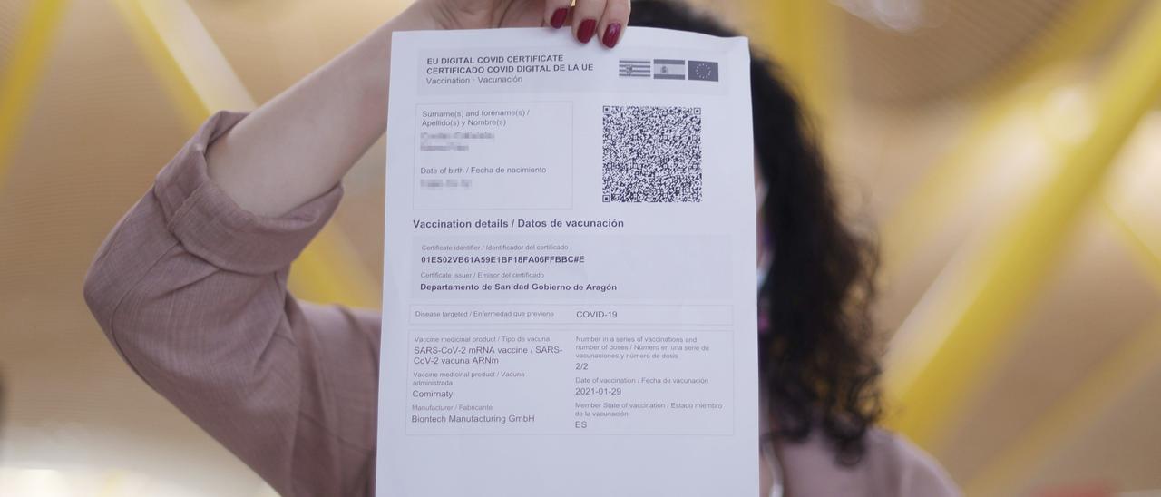 Una mujer muestra el certificado COVID Digital de la Unión Europea