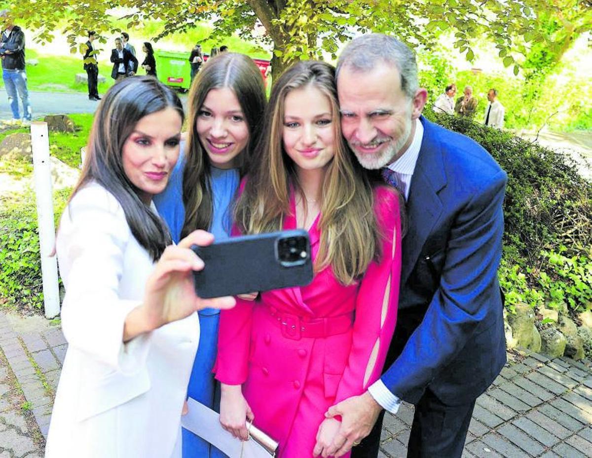 La reina Letizia haciendo un ‘selfi ‘con sus hijas  y el Rey, tras la graduación de Leonor en Gales.  | // FOTOS: CASA REAL