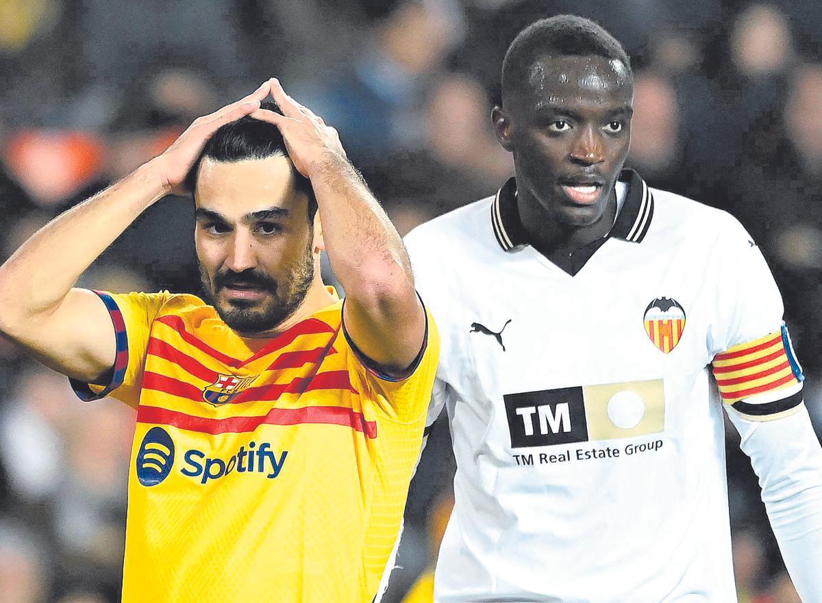Gündogan se lamenta delante de Diakhaby en Mestalla.