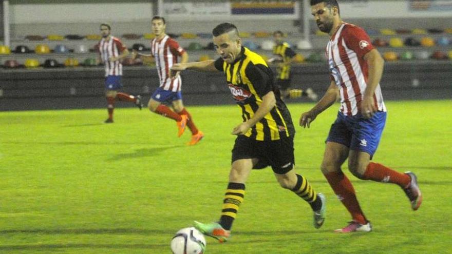 Carlos Pereira, del Rápido, conduce el balón durante el partido ante el Alondras. // Noé Parga