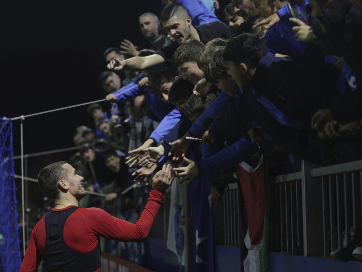 Griezmann saluda a aficionados mallorquines en el Estadi Balear. | G.B.