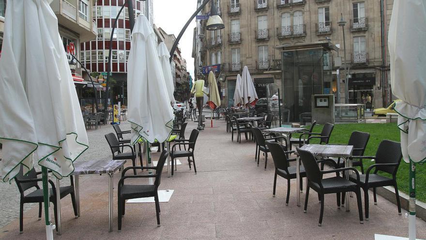 Terrazas en el céntrico Parque San Lázaro, completamente vacías. // Iñaki Osorio