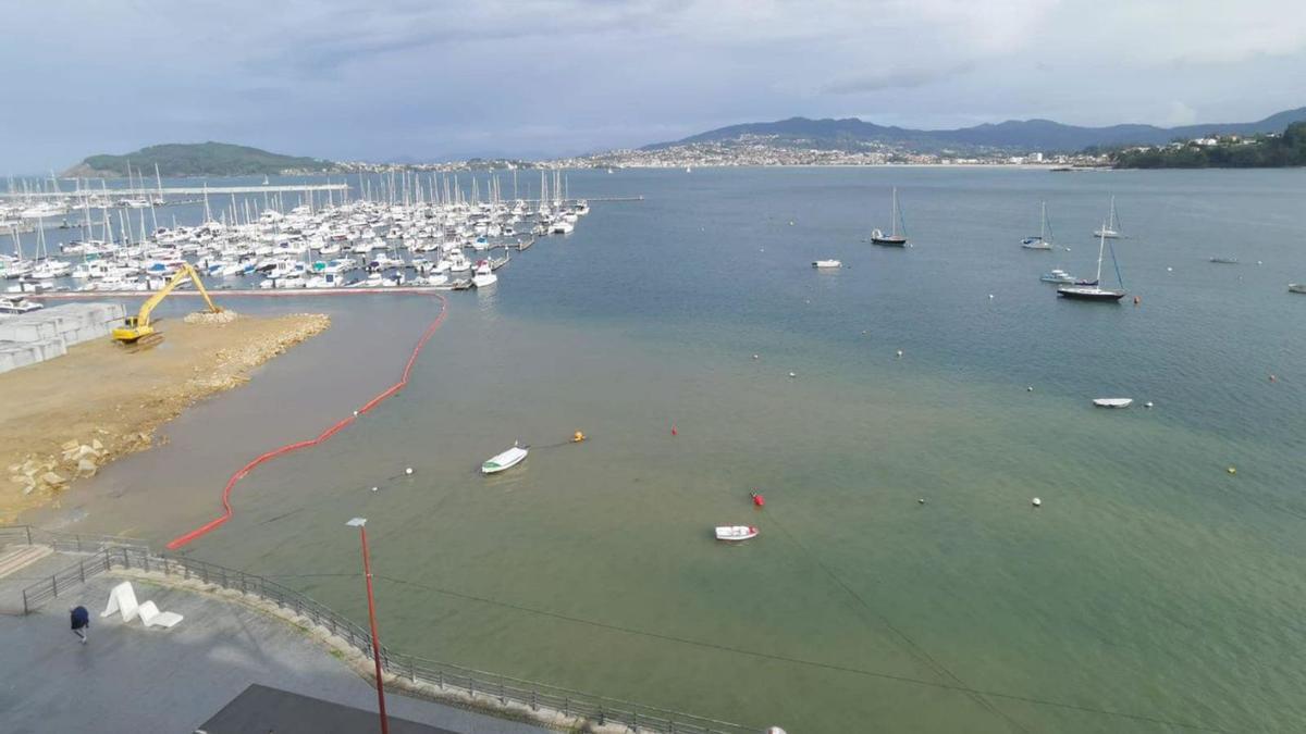 La mancha de material fuera de la barrera anticontaminación este fin de semana.