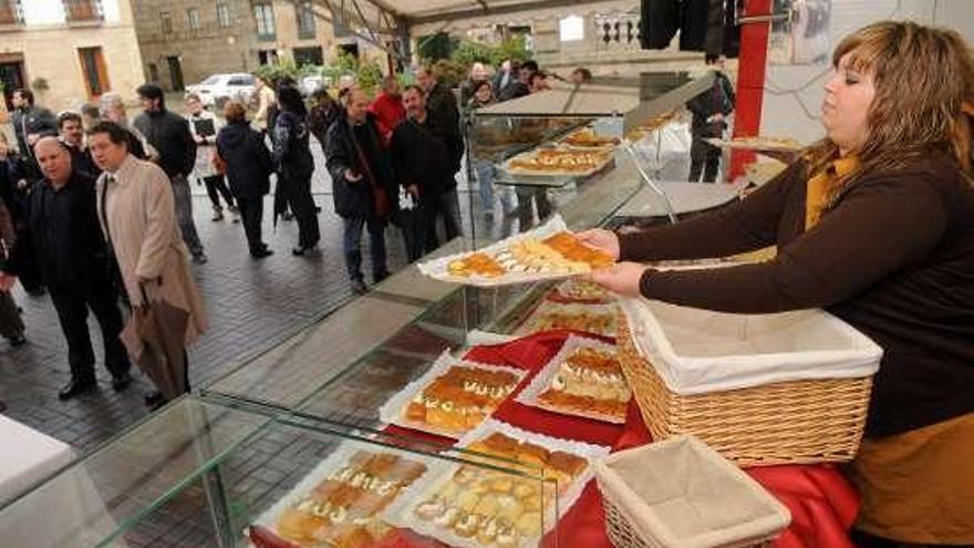 La panadería Acuña inauguró ayer su tienda móvil.  // G.S.