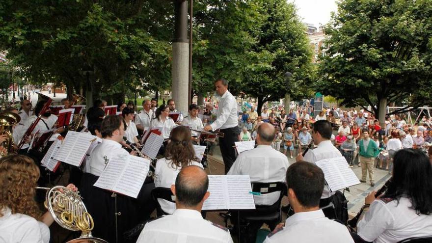 La banda, en el quiosco de música del paseo de Begoña.