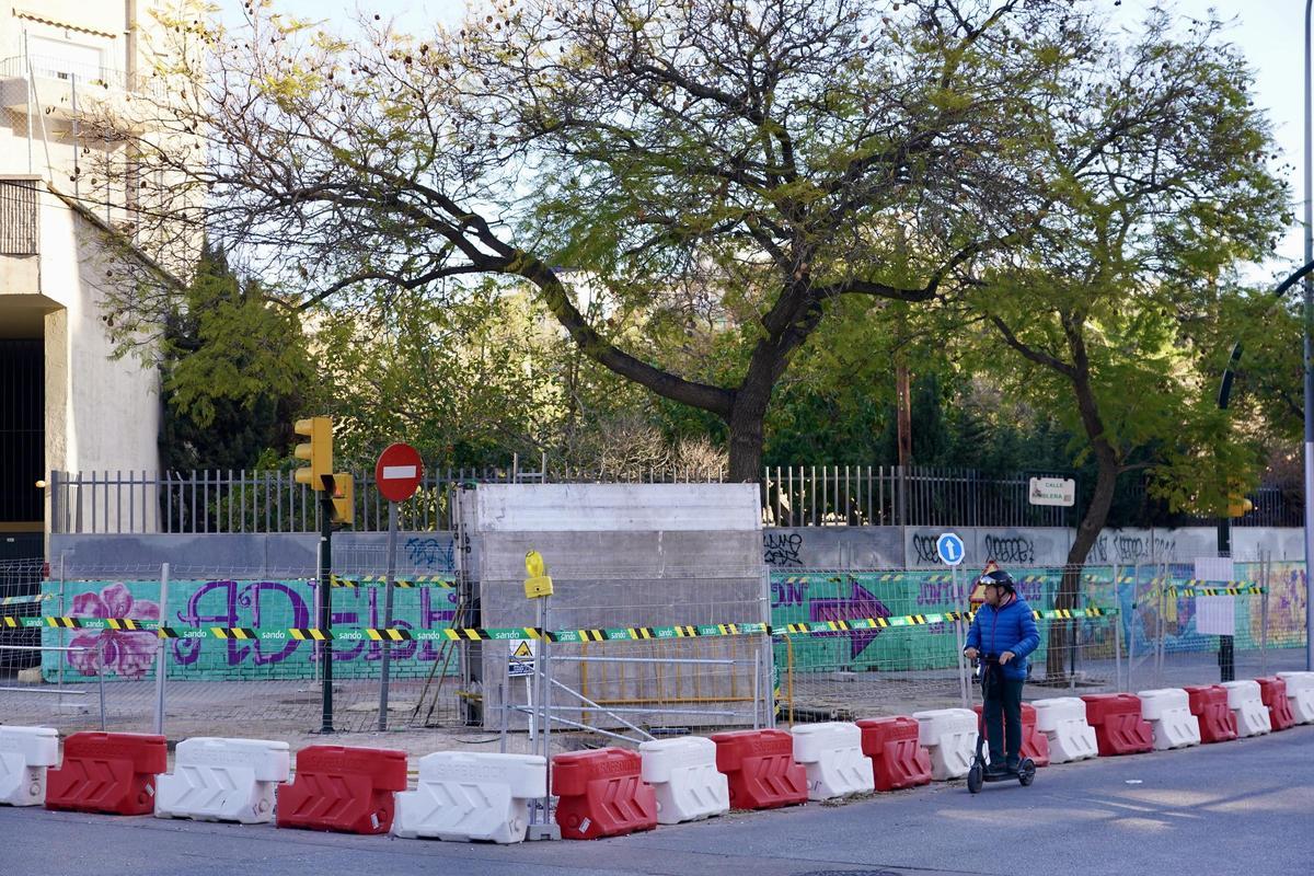 Obras en la calle Hilera para la prolongación del metro de Málaga hasta el Hospital Civil, en marzo de 2024.