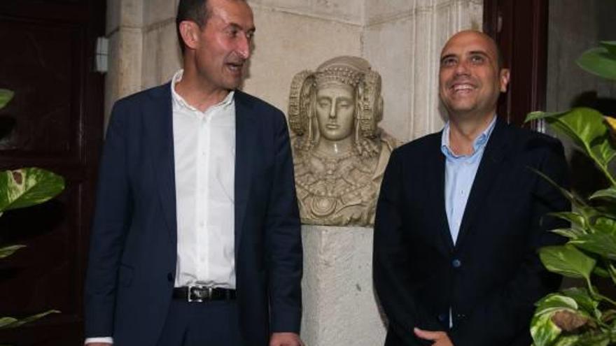 Los nuevos alcaldes de Elche y Alicante, Carlos González y Gabriel Echávarri.