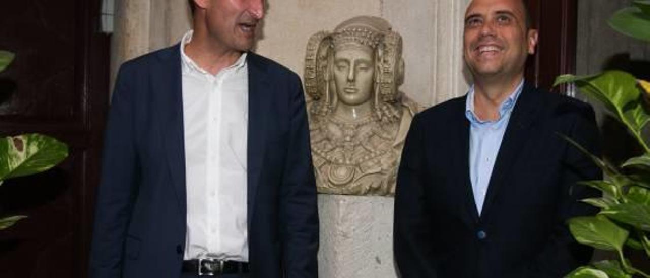 Los nuevos alcaldes de Elche y Alicante, Carlos González y Gabriel Echávarri.