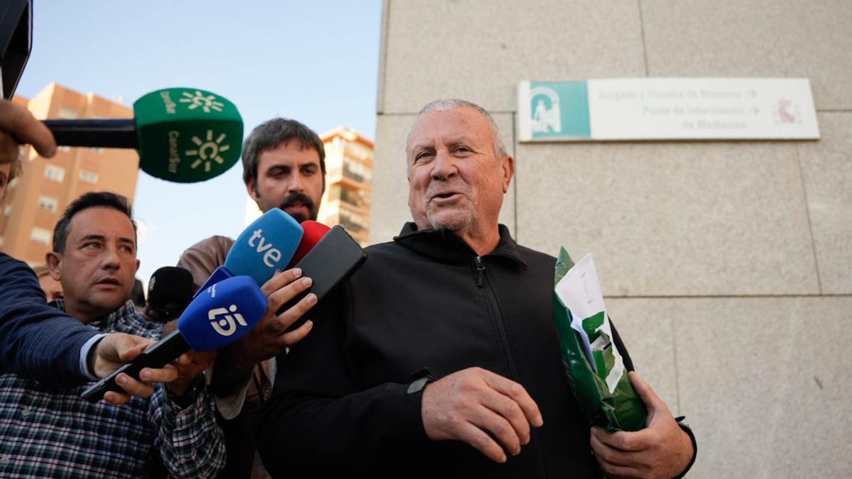 El alcalde de Fines, Rodrigo Sánchez, cuando salió en libertad con medidas cautelares tras prestar declaración ante el Juzgado de Instrucción número1 de Almería.