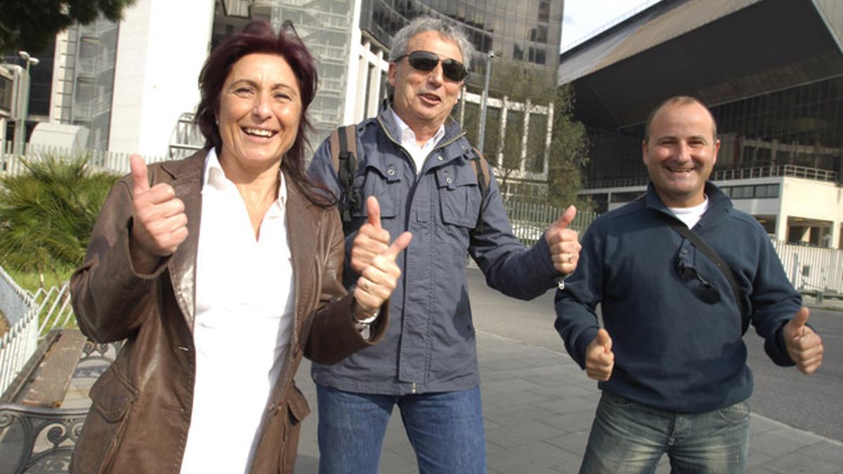 La cuñada de Óscar, Ángela; su hermano José Antonio, y su primo, Juan Fernández, celebran la absolución.