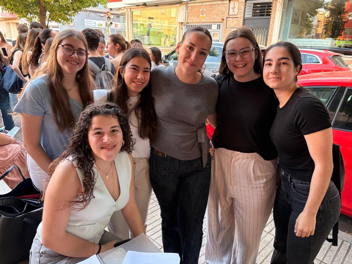 Estudiantes de La Purísima de Alzira aguardan para acceder a las pruebas PAU.