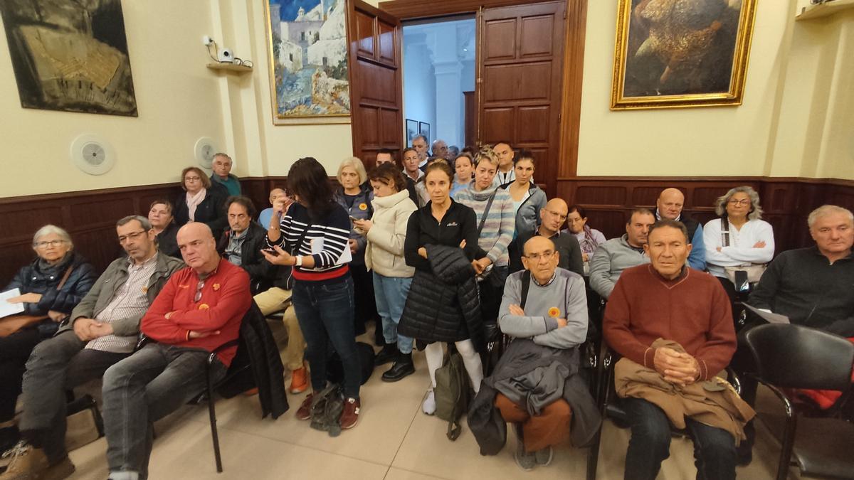 Imagen de los vecinos contrarios al segundo cable que este miércoles han llenado la sala de plenos de Alcúdia.