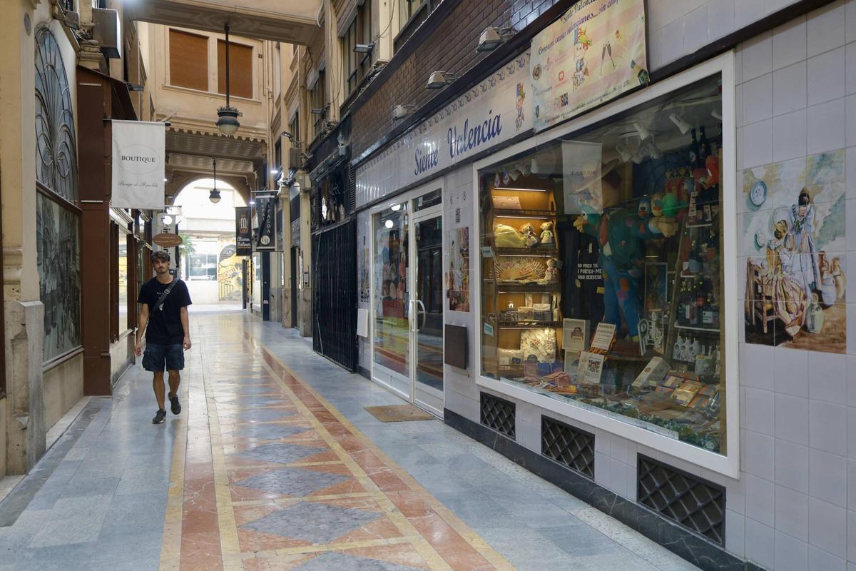 Los pasajes comerciales de València, un pedacito de la ciudad en las manzanas vecinales