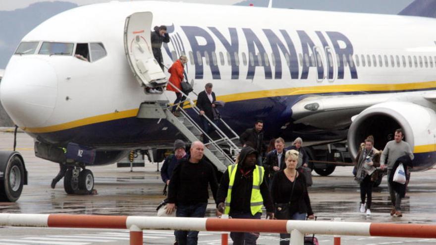 Turistes desembarcant d&#039;un avió de Ryanair a l&#039;aeroport de Girona-Costa Brava