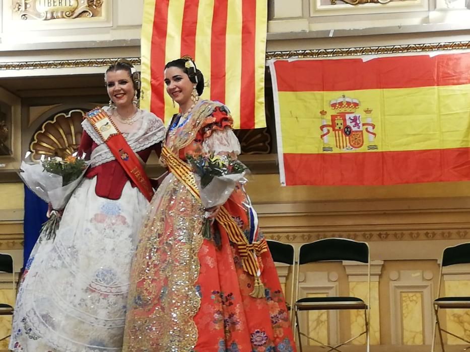 Marina y Sara, en la fiesta fallera de París.