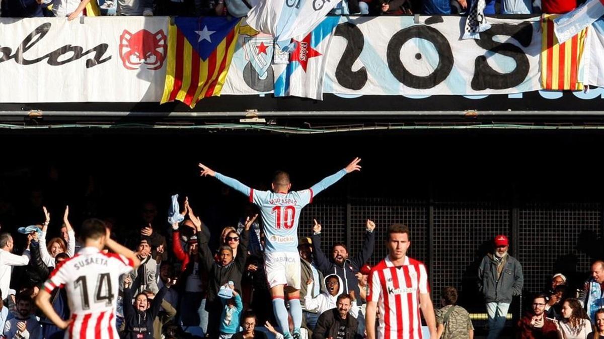 Aspas celebra un gol ante la decepción de los rojiblancos