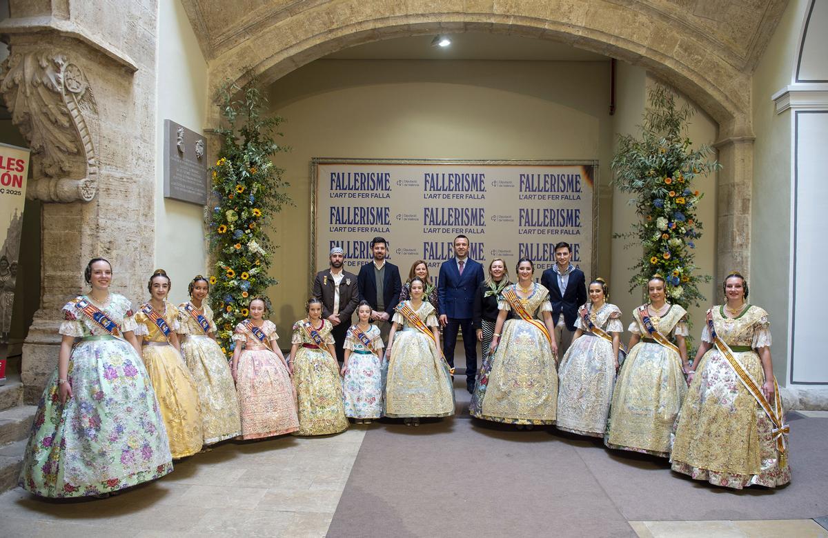 Falleras y falleros de la Pobla de Vallbona.
