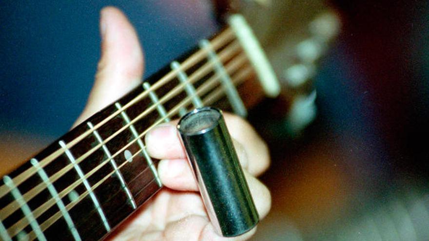 Detalle de guitarra en un concierto de The Bluesmakers.