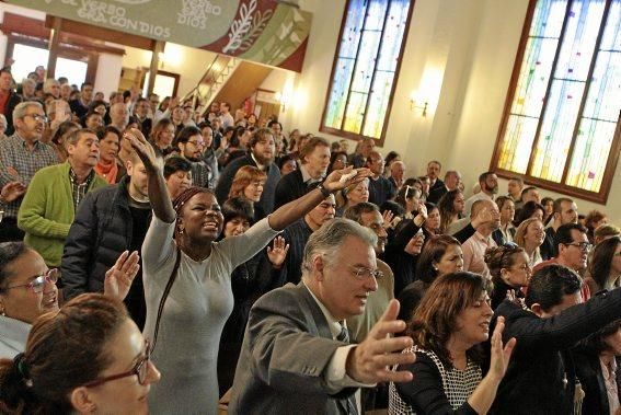 Starke Gefühle, innige Gebete: Den Sonntagsgottesdienst feiern alte und junge Mitglieder aus den verschiedensten Ländern in Palmas evangelischer Gemeinde mit Hingabe. Ein fester Bestandteil der Messe