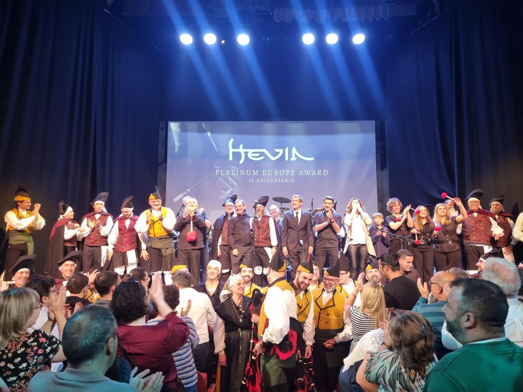 EN IMÁGENES | Hevia celebra los 25 años de "Tierra de nadie" con lleno en el teatro La Latina de Madrid