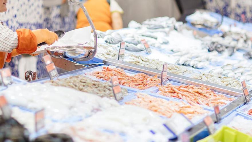 ¿Compras en Mercadona? La curiosa diferencia entre las cajas azules y verdes de la pescadería que no sabías