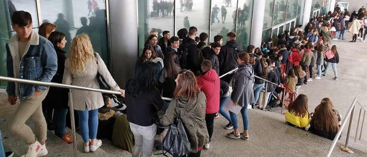 Centenares de menores y padres esperando en la cola. // Marta G. Brea