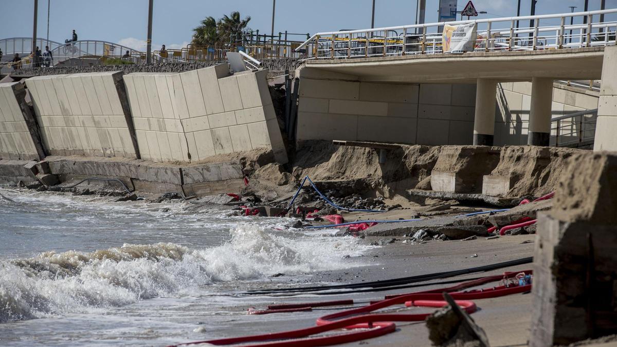 Desperfectos en la playa de la Nova Mar Bella a causa del temporal Ciarán