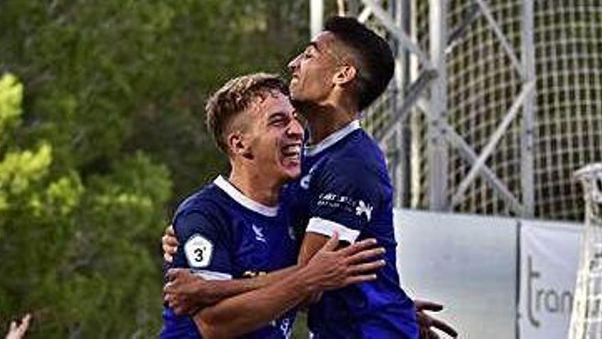 Javi Moreno y Karim se abrazan tras el primer gol.