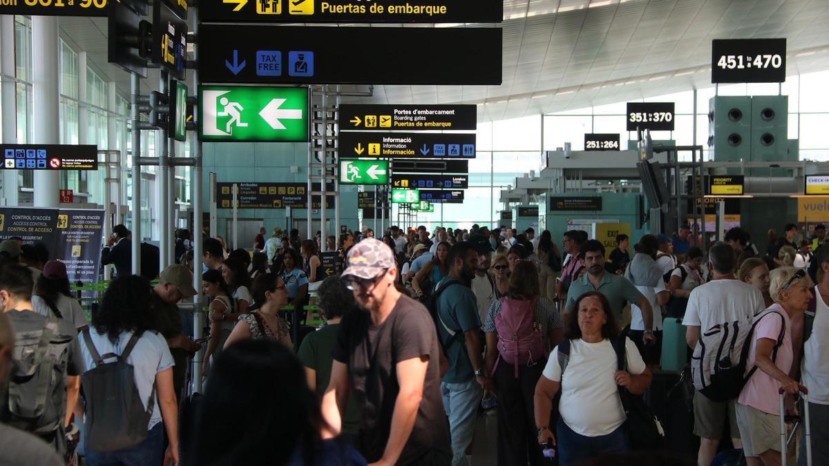 Imágenes de los controles aleatorios de pasaporte hoy en los aeropuertos de Madrid Barajas y Barcelona el Prat