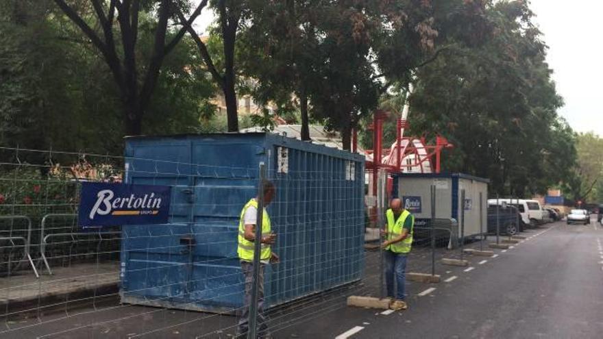 Los operarios empiezan a trabajar en el parque.