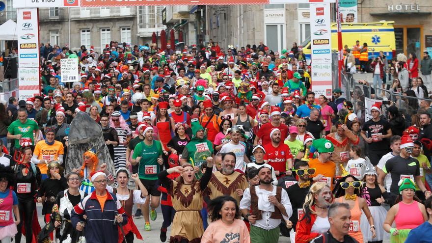 Miles de Papás Noel disfrazados en la San Silvestre más carnavalesca de Vigo