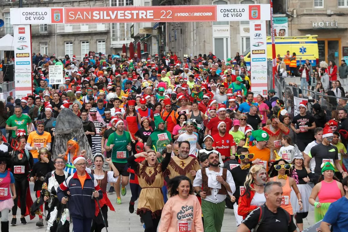Miles de Papás Noel disfrazados en la San Silvestre más carnavalesca de Vigo