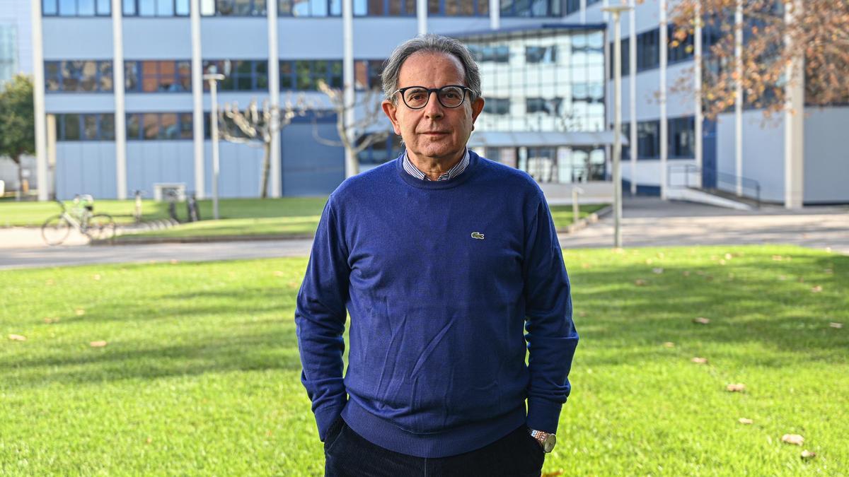 Avelino Corma, en un jardín de la Universitat Politécnica de València.