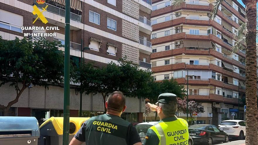 La Guardia Civil rescata en Gandia a una mujer que quedó atrapada en un incendio en su vivienda