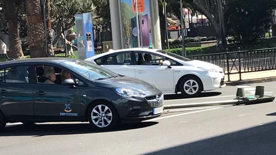 Un coche de alquiler derriba un semáforo en San Telmo