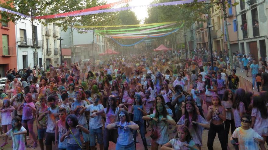 La festa Holi vesteix de colors centenars de persones a Olot