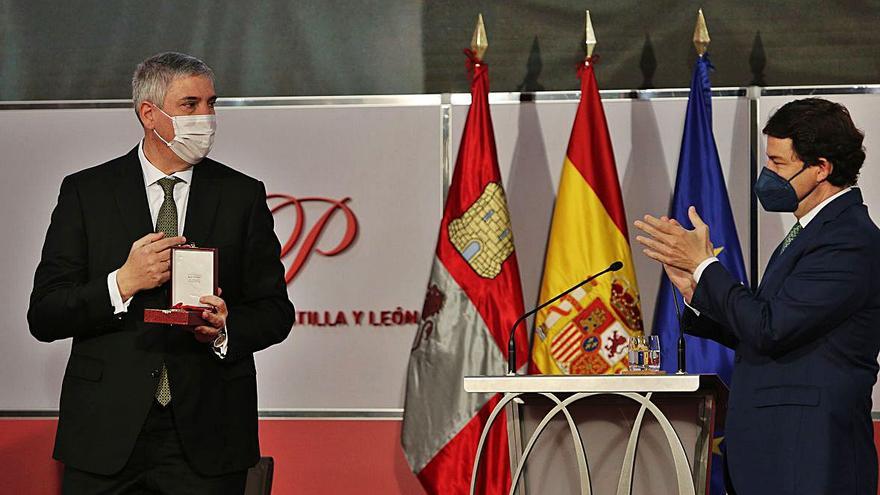 Mañueco aplaude a José Vicente de los Mozos, Medalla de Oro 2020. | Brágimo - Ical