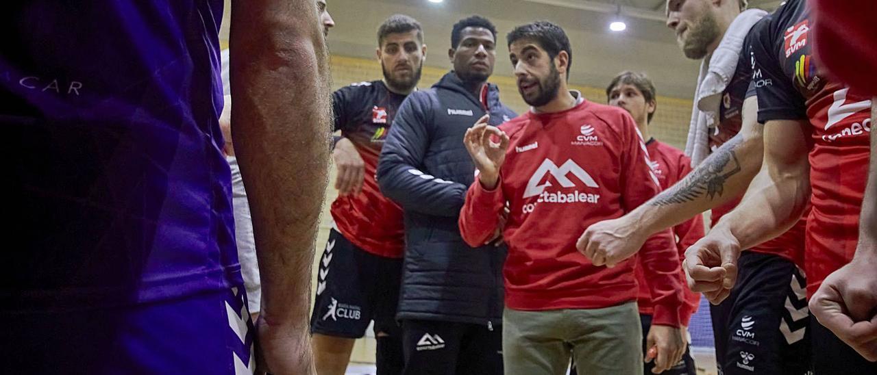 Molada arenga a sus jugadores durante un tiempo muerto del partido frente al Rotogal Boiro en el pabellón Miquel Àngel Nadal. | MATEU PASCUAL.