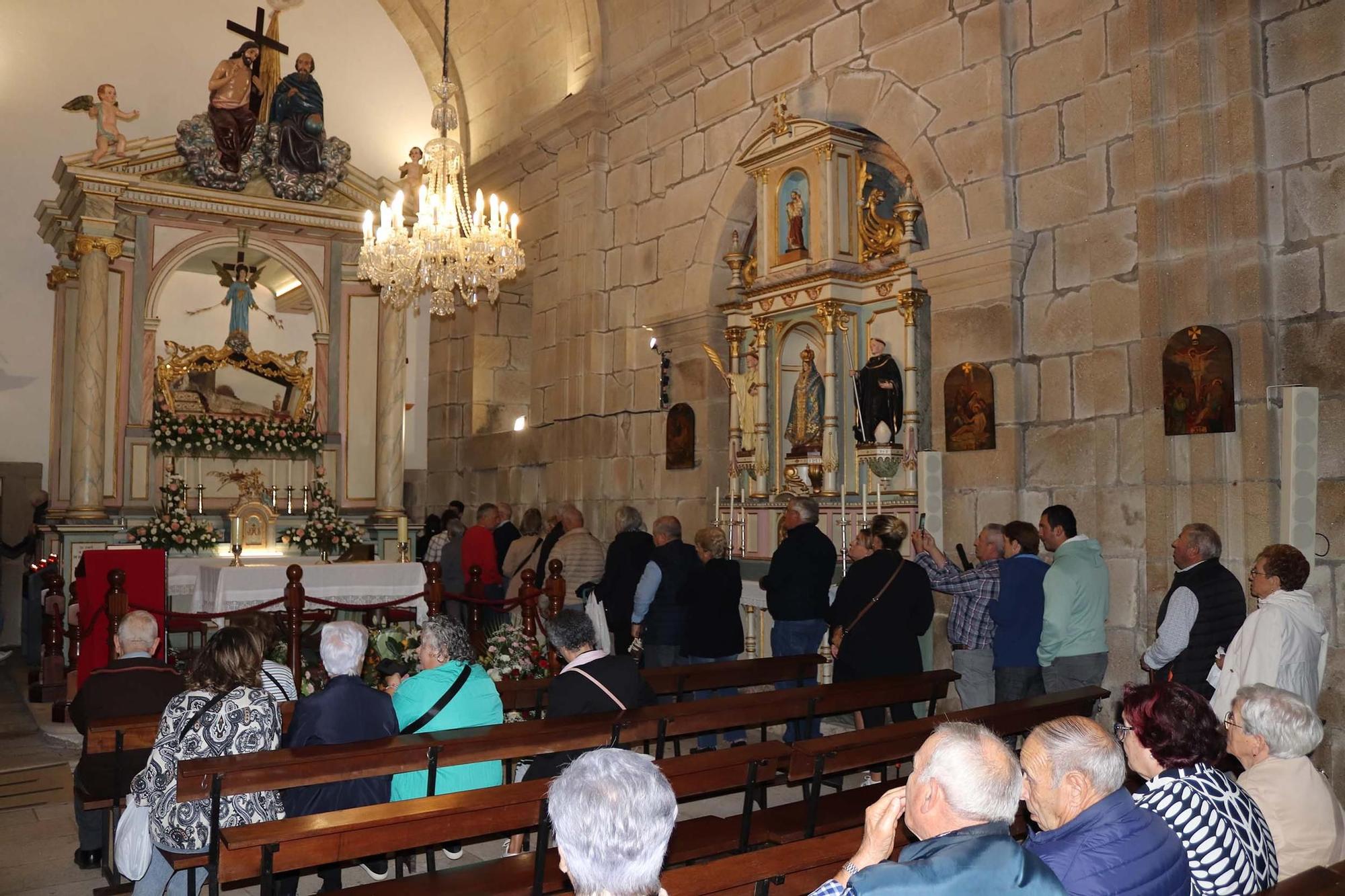 Santa Minia desafía a la lluvia y reúne a miles de fieles