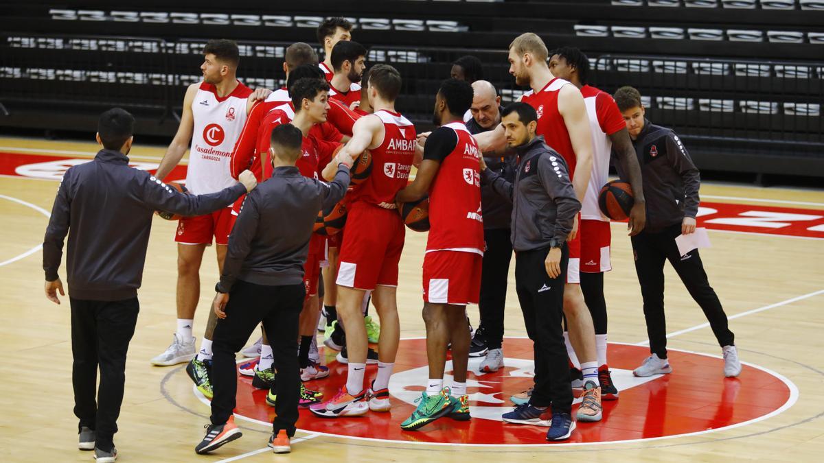 Los jugadores del Casademont hacen piña tras el entrenamiento de este viernes en el Siglo XXI.