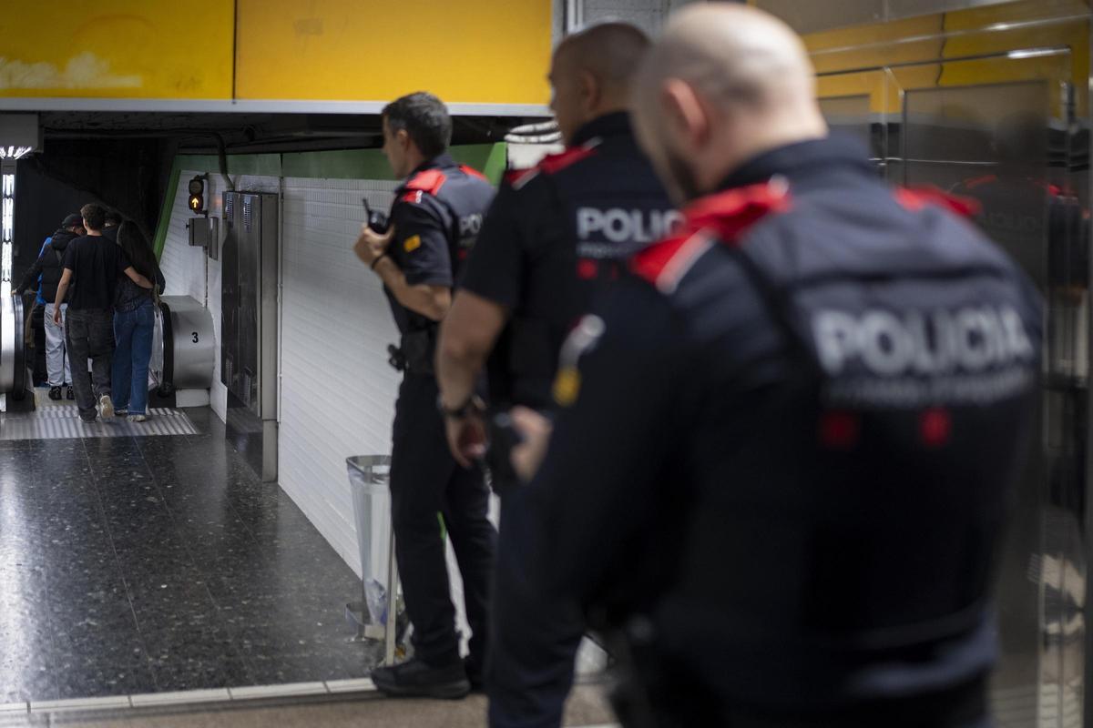 Archivo - Los mossos d'esquadra realizan un patrullaje en el Metro.