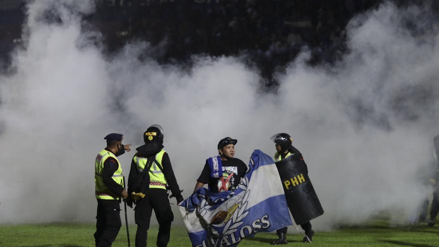 Indonesia registra la mayor tragedia mortal en un estadio de fútbol en los últimos 58 años