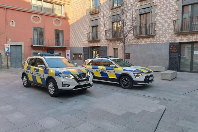 Dos cotxes de la Policia Local de la Jonquera aparcats davant de lajuntament