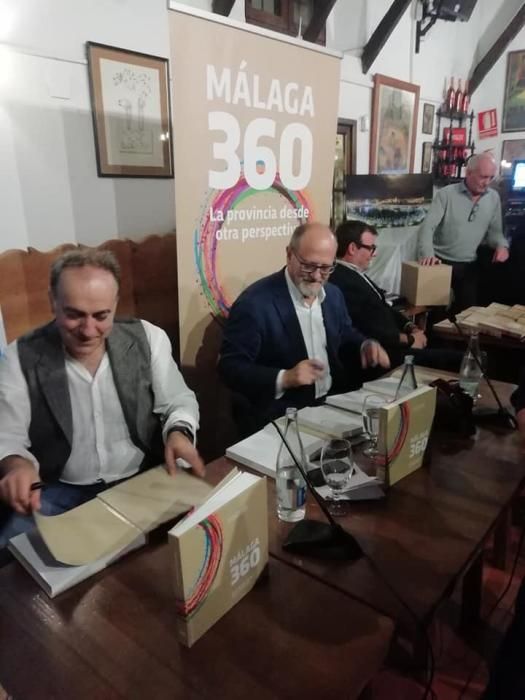 Cerca de un centenar de personas asistieron el pasado lunes a la presentación de ‘Málaga 360’ en El Pimpi. En la foto, los autores firman ejemplares.