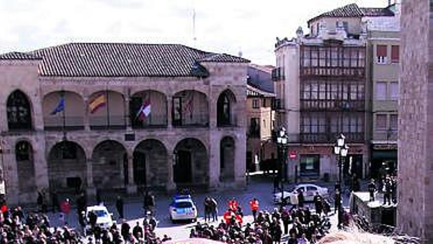 Valdeón cede el bastón de mando a una Águeda de San José Obrero.