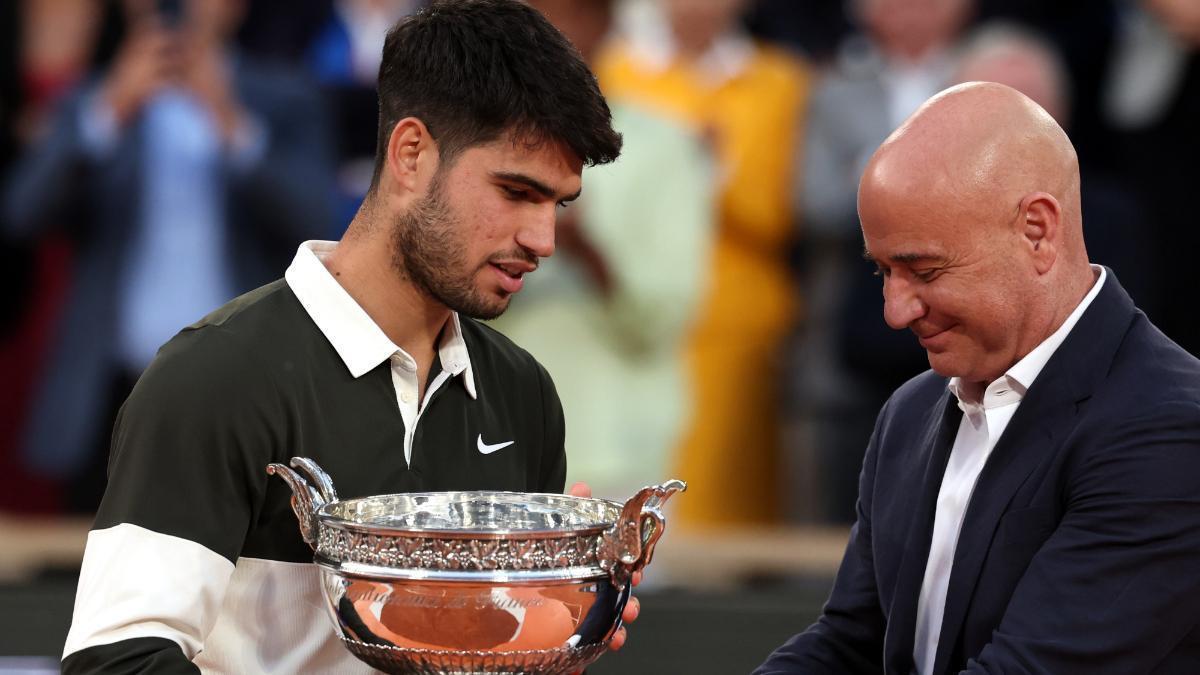 Agassi entregó la Copa de los Mosqueteros a Alcaraz en 2025