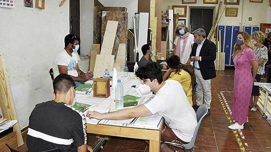 Las autoridades del ayuntamiento de Inca han visitado a los alumnos de los programas formativos.