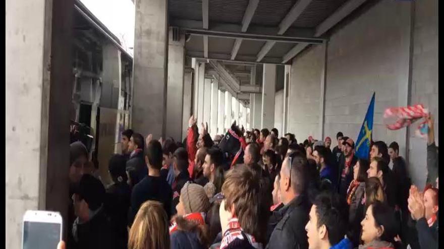 Doscientos aficionados dan el último empujón hacia la victoria al Sporting