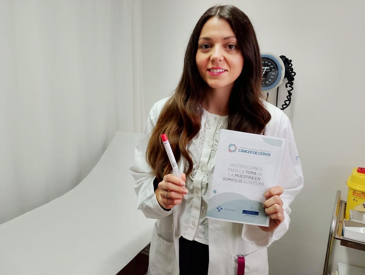 Mar Miguel Redondo, matrona del centro de salud de Laviada, con el hisopo y el folleto que se envían como parte de los kits de autotoma.